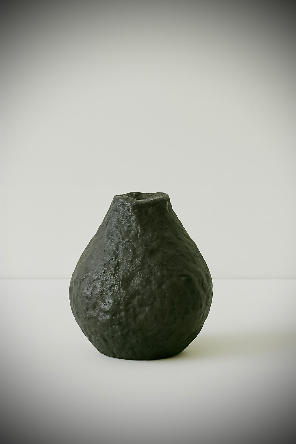 SCULPTURAL VASE (BLACK)