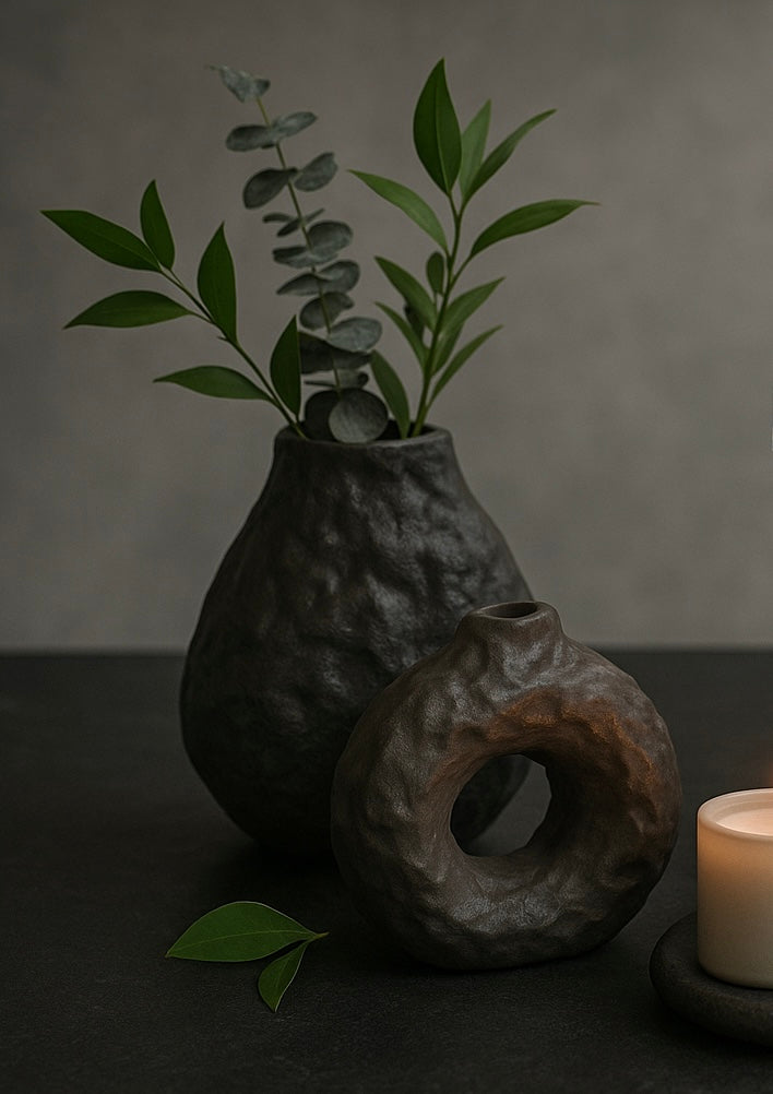 SCULPTURAL VASE (BLACK)