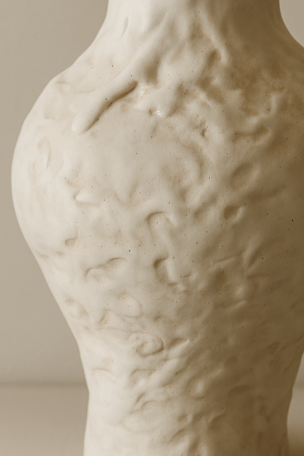 SCULPTURAL VASE (beige)